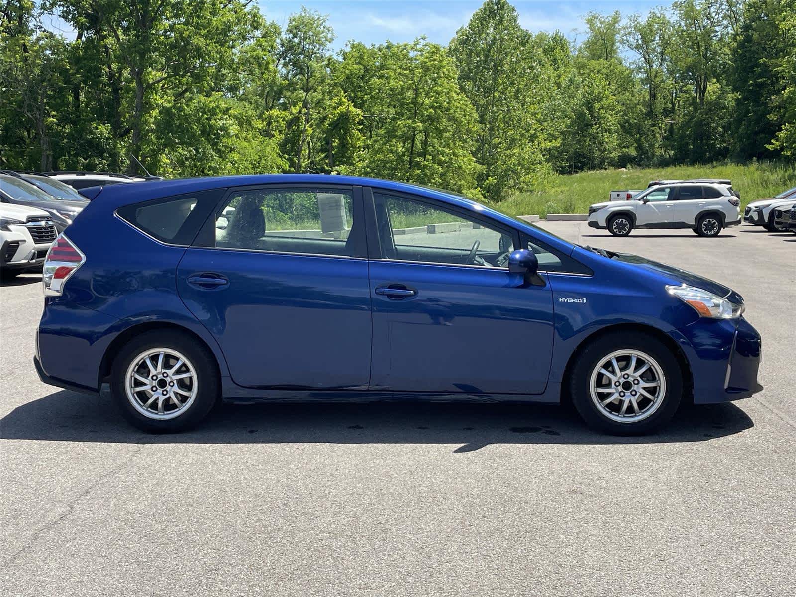 Thumbnail: 2015 Toyota Prius v - 4