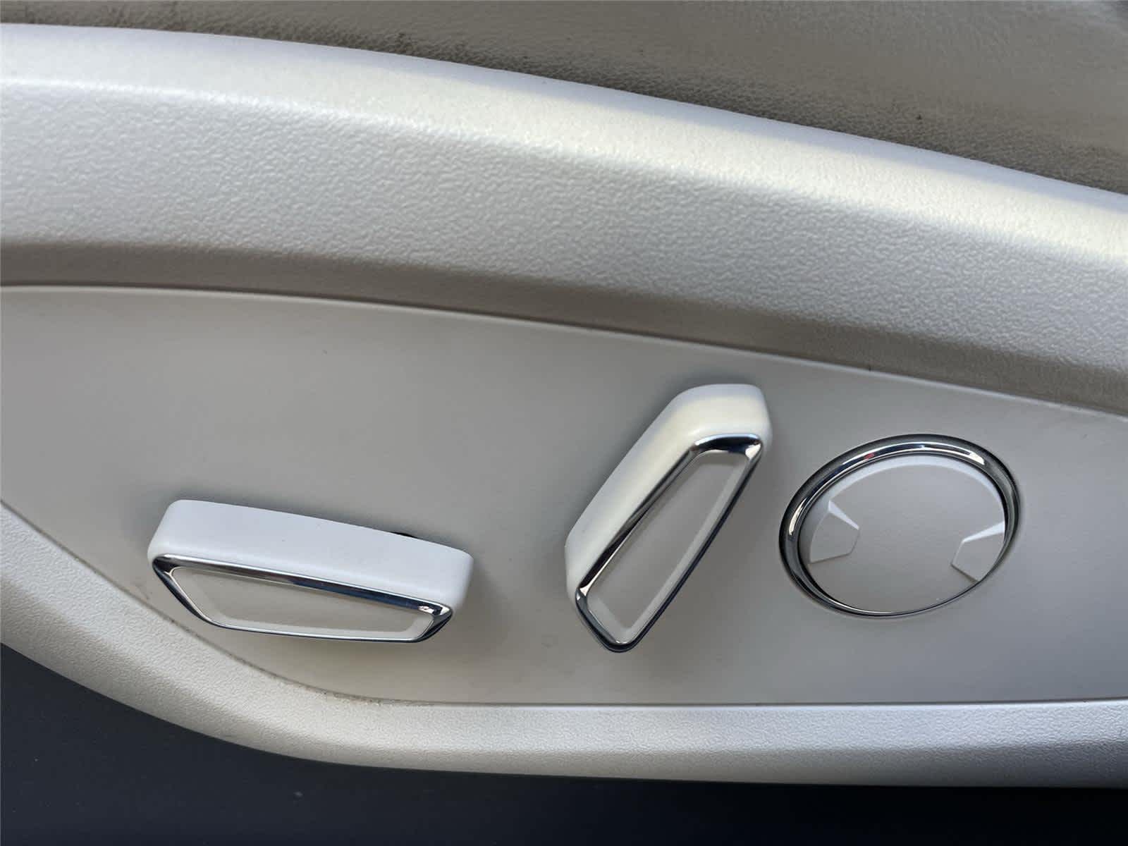 Thumbnail: 2019 Lincoln Nautilus - 10