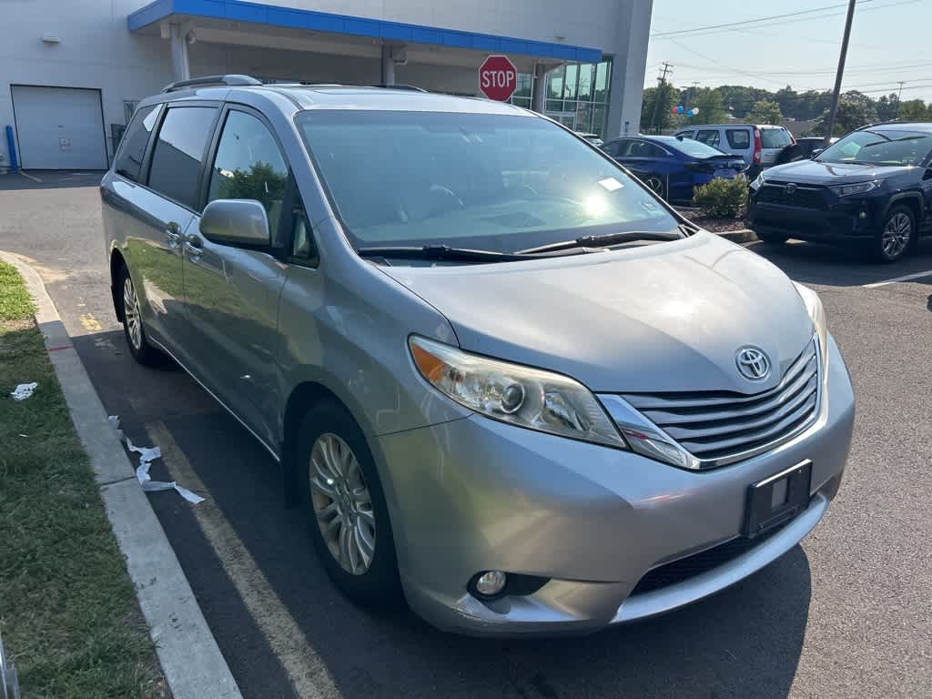 Thumbnail: 2015 Toyota Sienna - 3