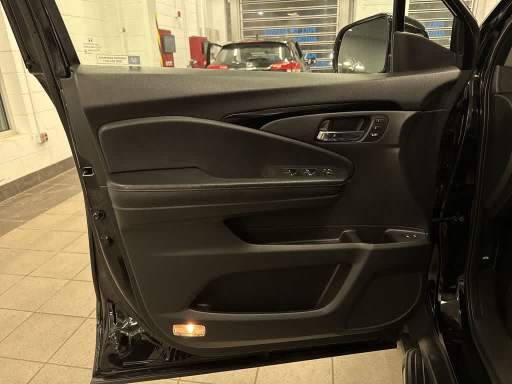 Thumbnail: 2017 Honda Pilot - 33