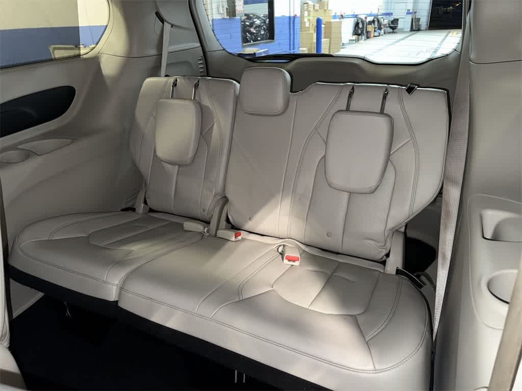 Thumbnail: 2018 Chrysler Pacifica - 18