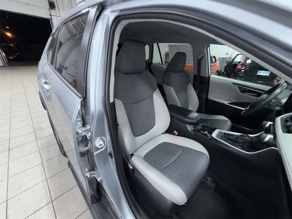 Thumbnail: 2021 Toyota RAV4 - 16