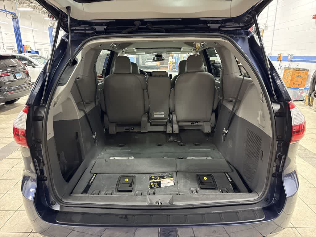 Thumbnail: 2020 Toyota Sienna - 11