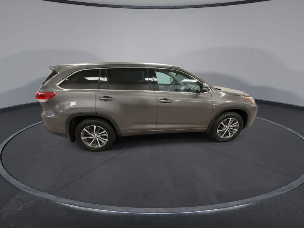 Thumbnail: 2017 Toyota Highlander - 9