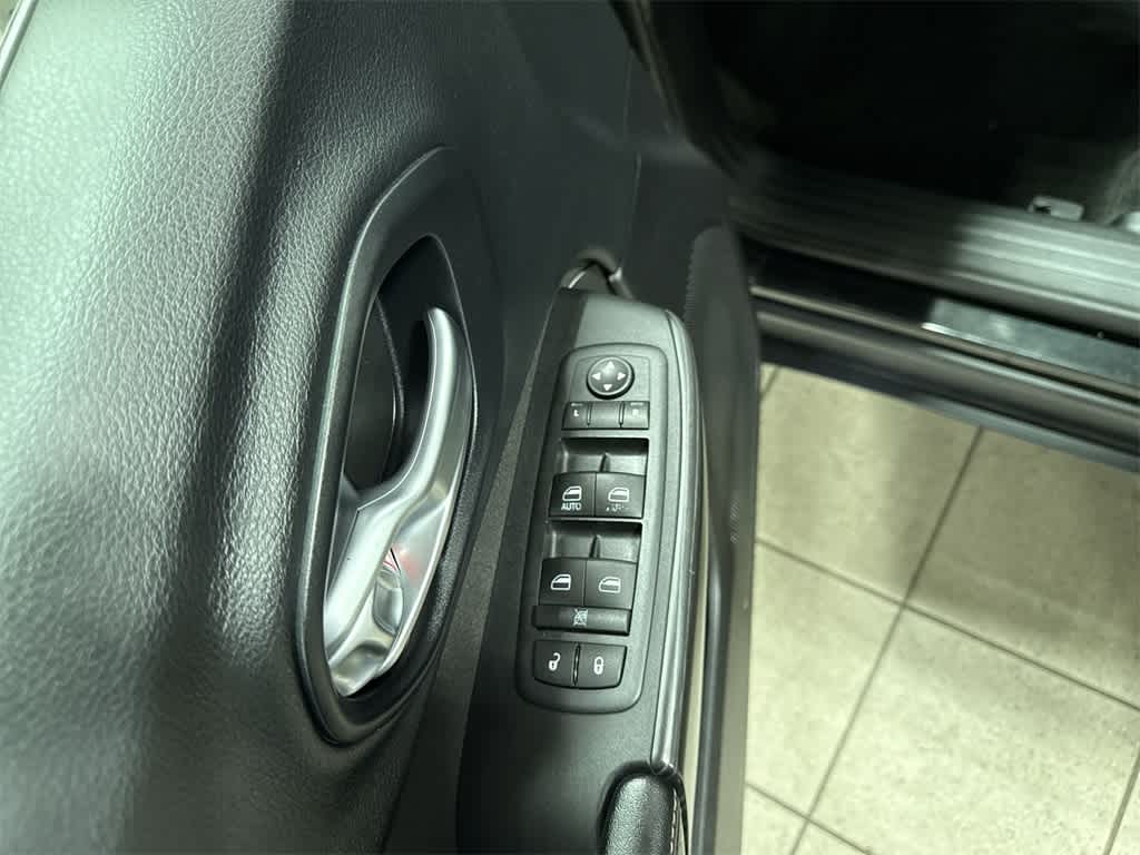 Thumbnail: 2015 Jeep Cherokee - 23