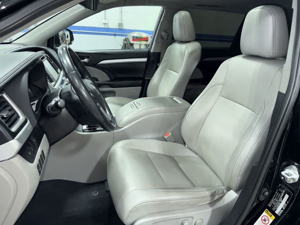 Thumbnail: 2019 Toyota Highlander - 15