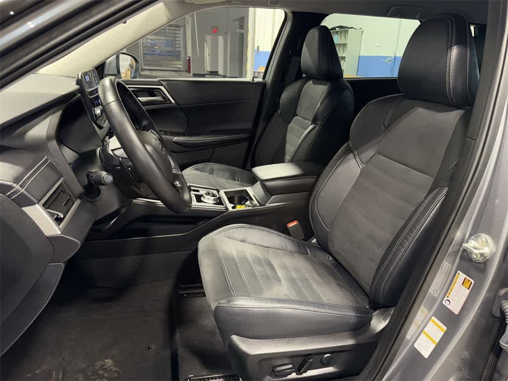 Thumbnail: 2023 Mitsubishi Outlander - 15