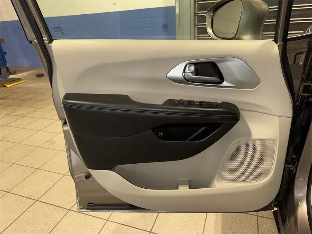 Thumbnail: 2018 Chrysler Pacifica - 31