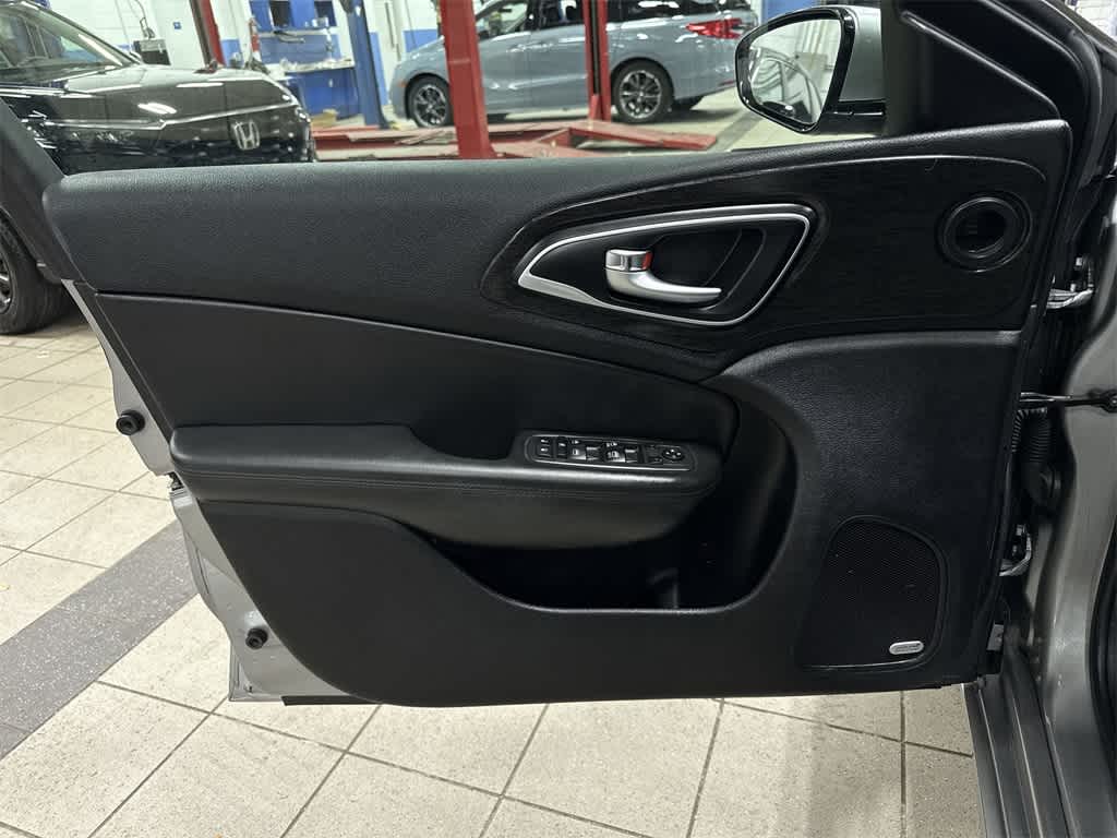 Thumbnail: 2015 Chrysler 200 - 28