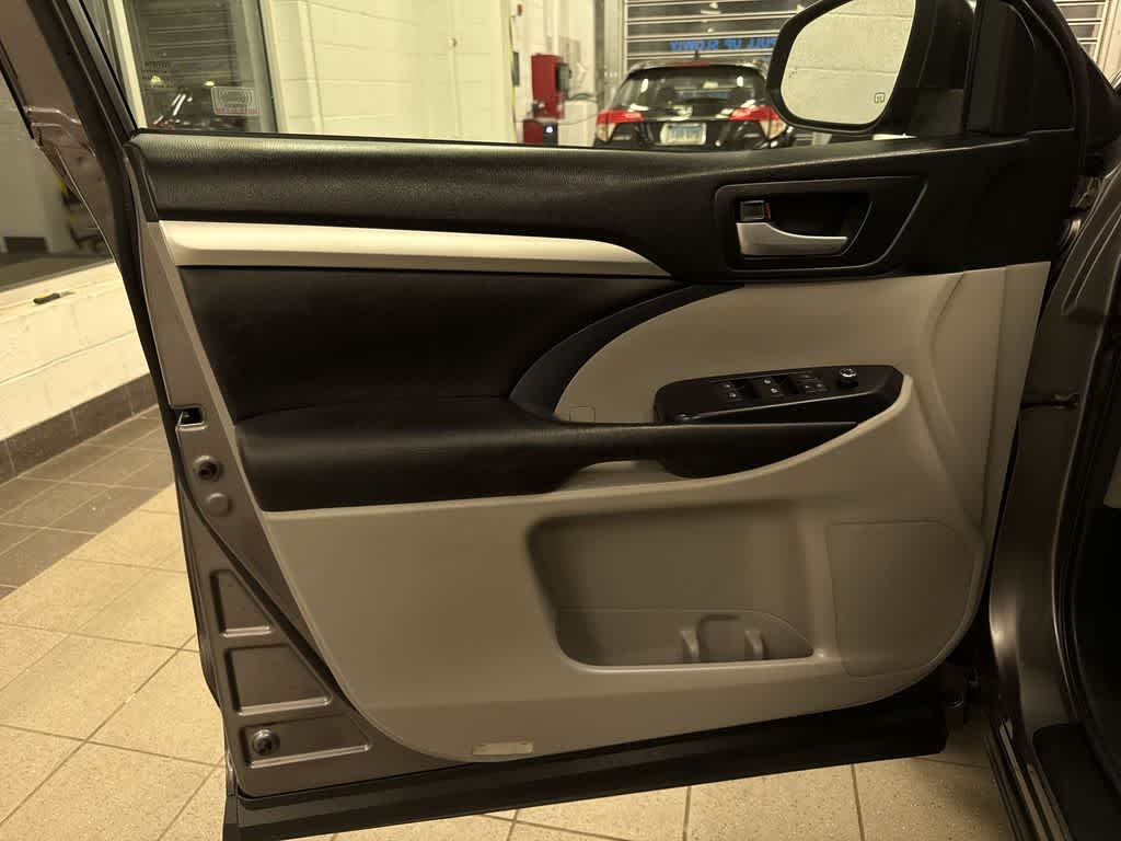 Thumbnail: 2017 Toyota Highlander - 32