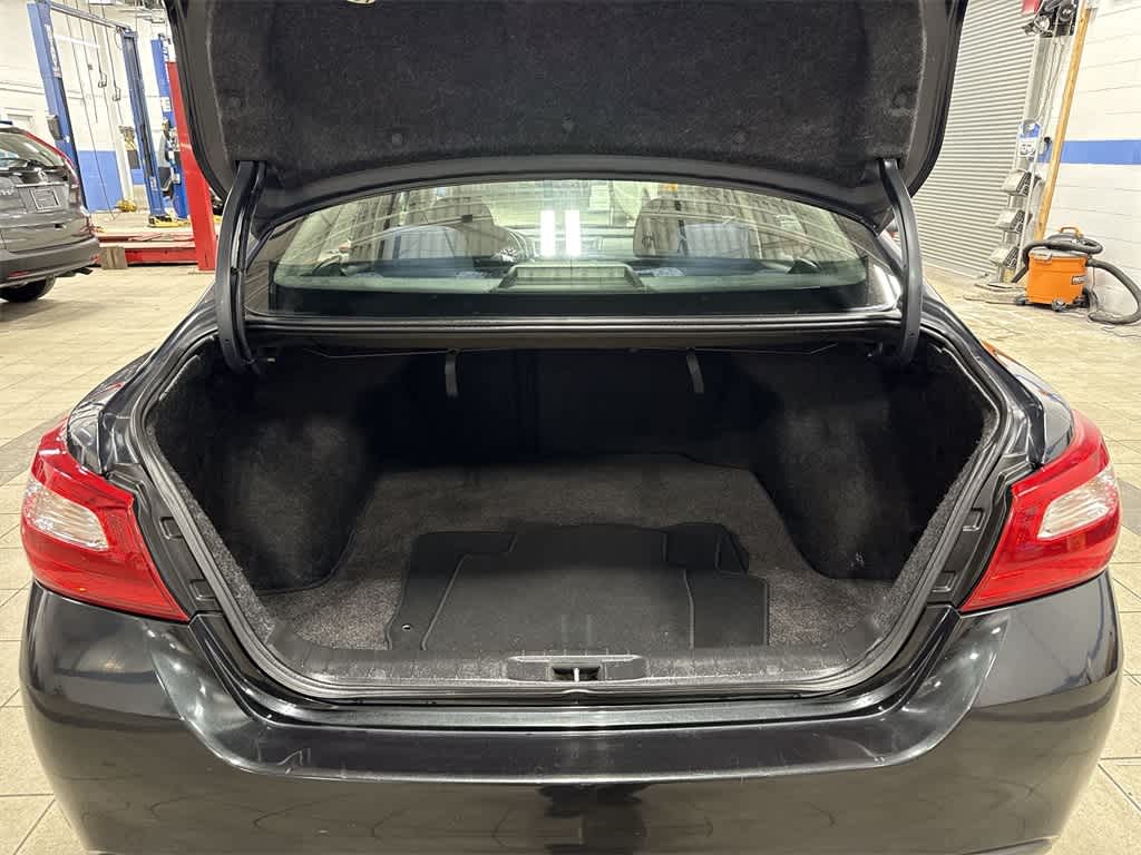 Thumbnail: 2017 Nissan Altima - 11