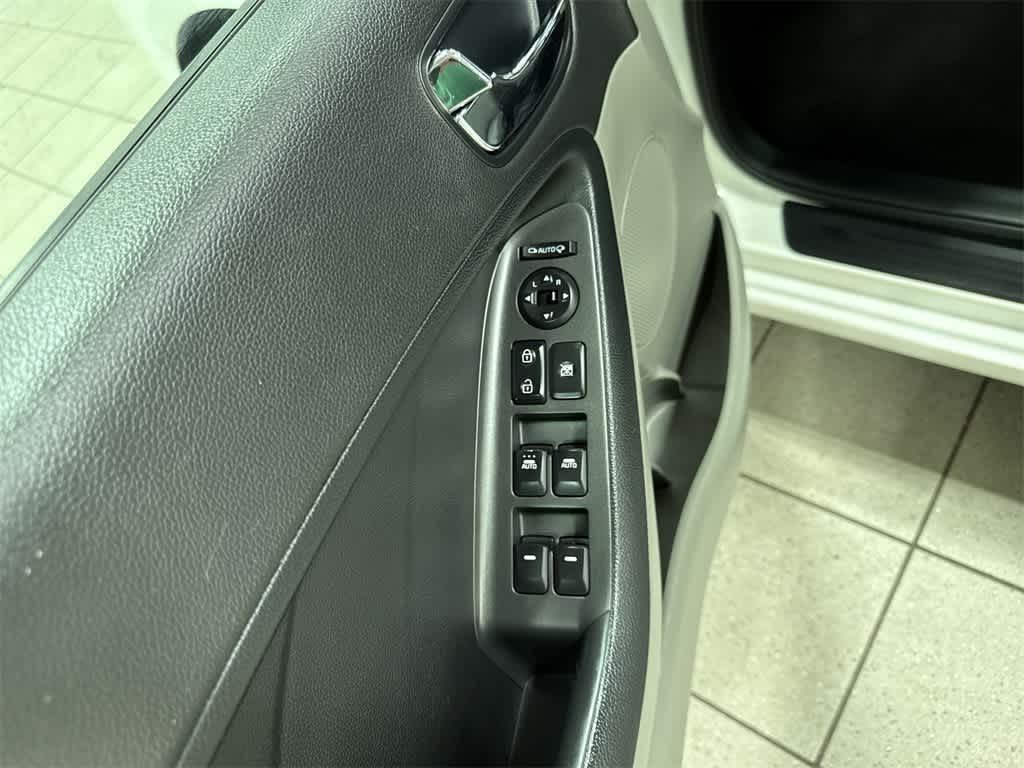 Thumbnail: 2016 Kia Forte - 21