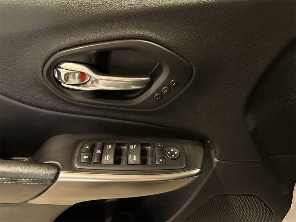 Thumbnail: 2020 Jeep Cherokee - 22