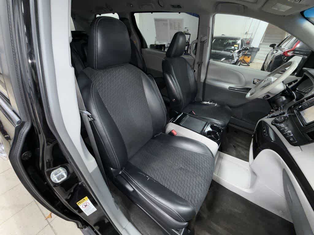 Thumbnail: 2014 Toyota Sienna - 15