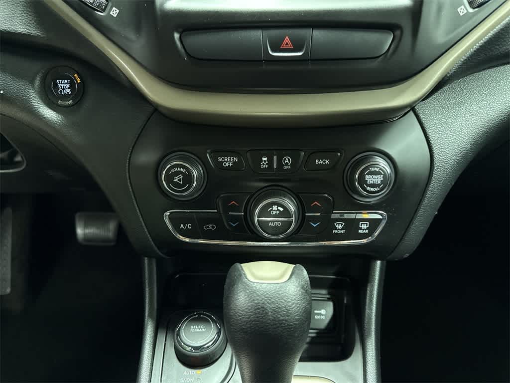 Thumbnail: 2015 Jeep Cherokee - 22