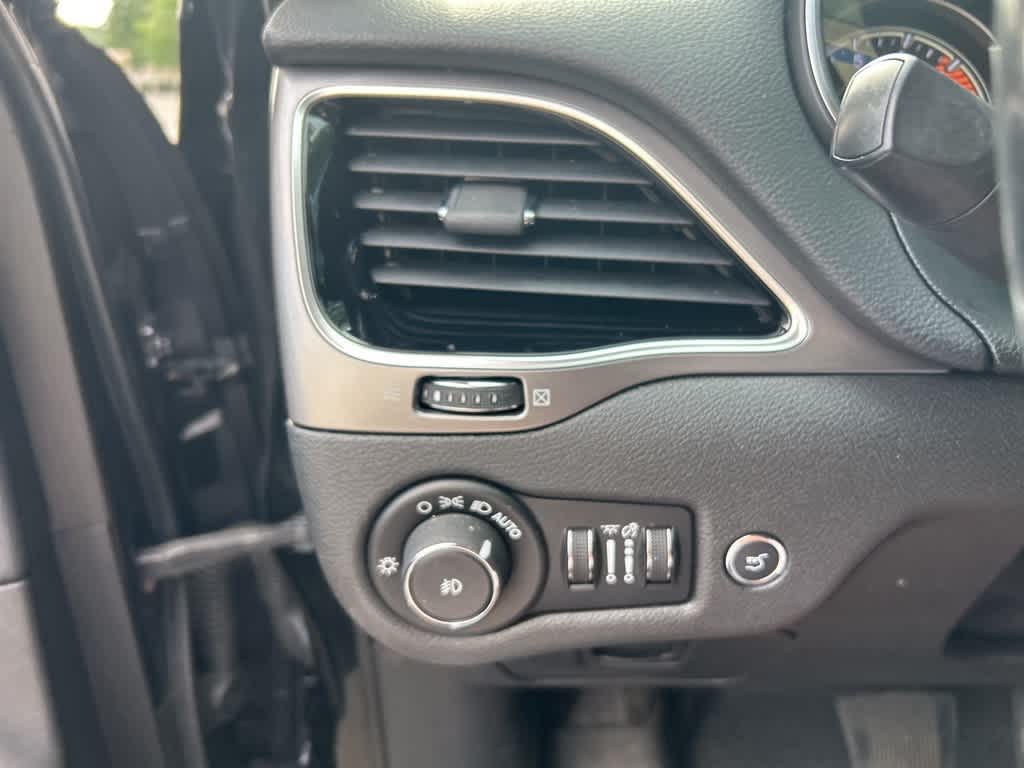 Thumbnail: 2019 Jeep Cherokee - 6