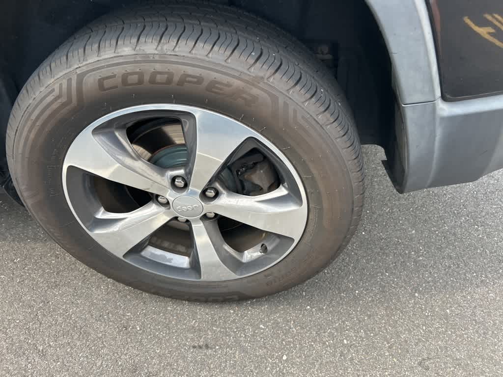 Thumbnail: 2019 Jeep Cherokee - 24
