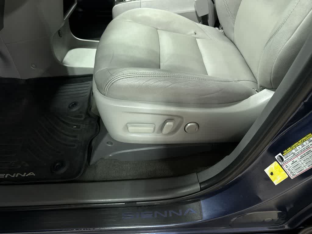 Thumbnail: 2020 Toyota Sienna - 25