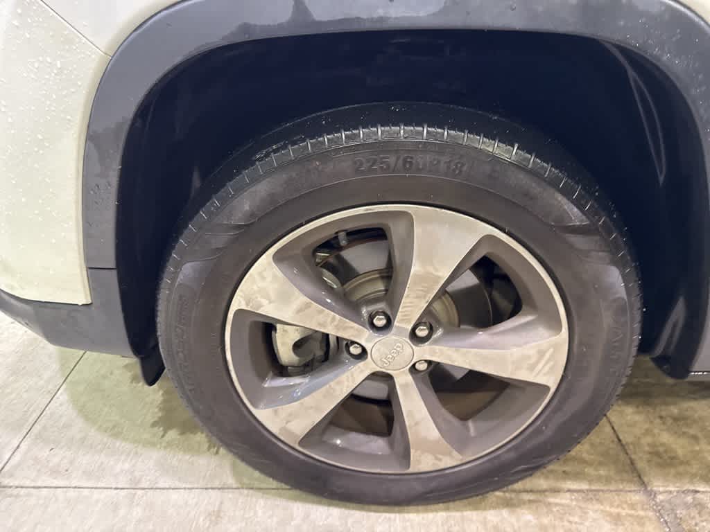 Thumbnail: 2020 Jeep Cherokee - 22