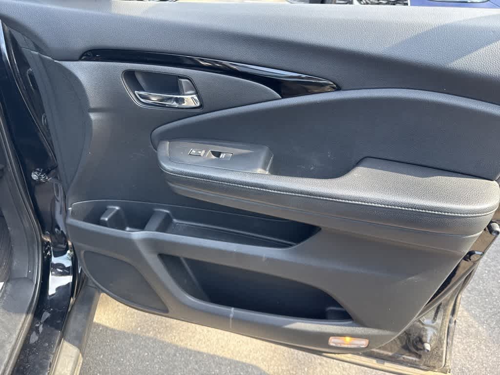Thumbnail: 2019 Honda Pilot - 16