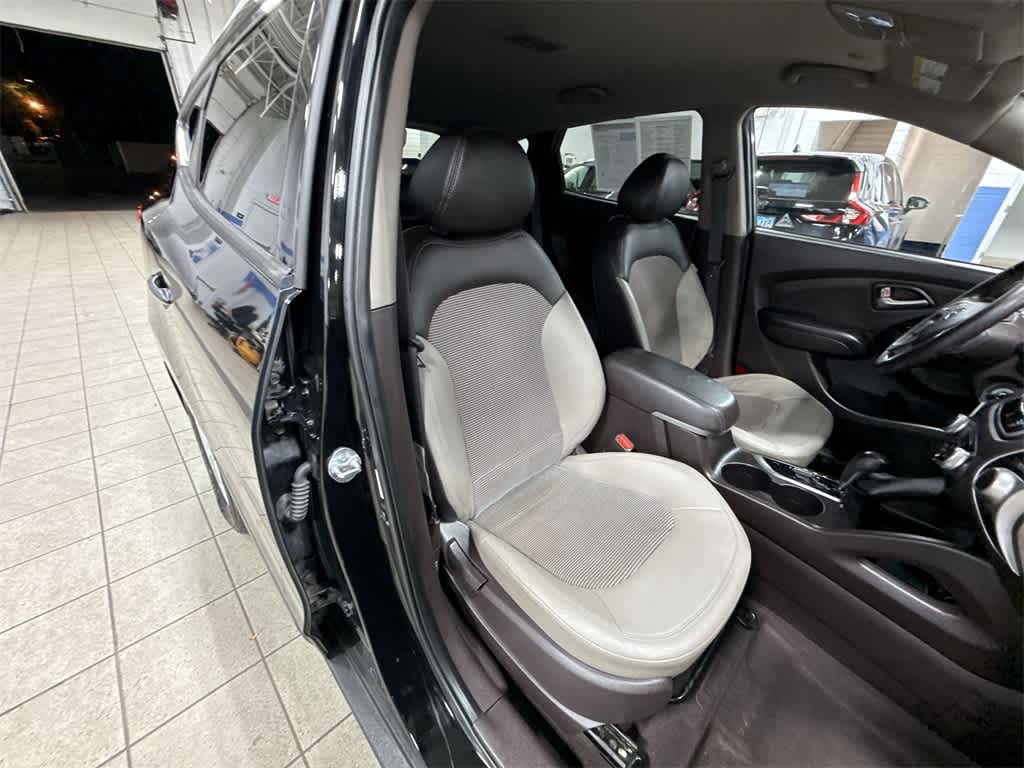 Thumbnail: 2011 Hyundai Tucson - 16