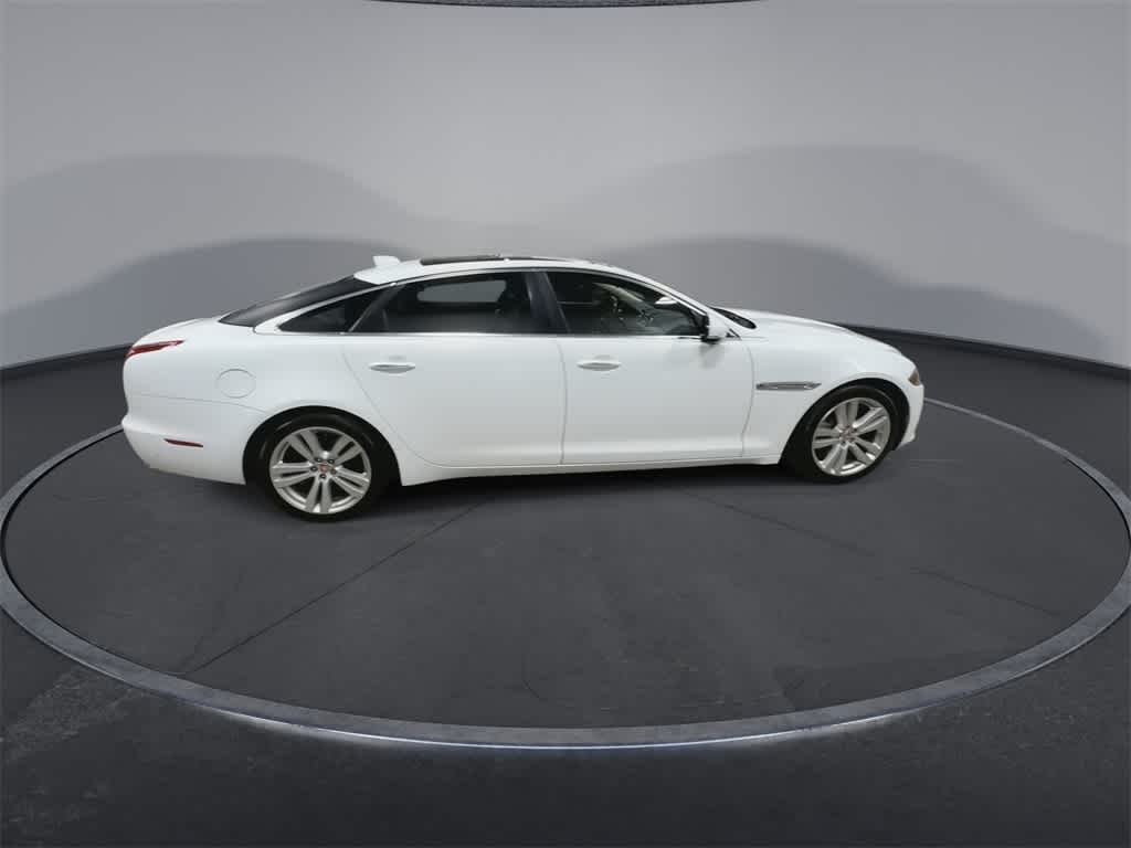 Thumbnail: 2016 Jaguar XJ - 9