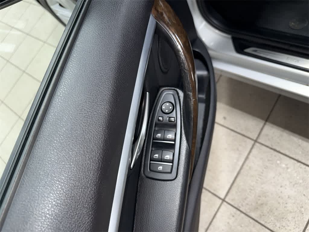 Thumbnail: 2016 BMW 3 Series - 22