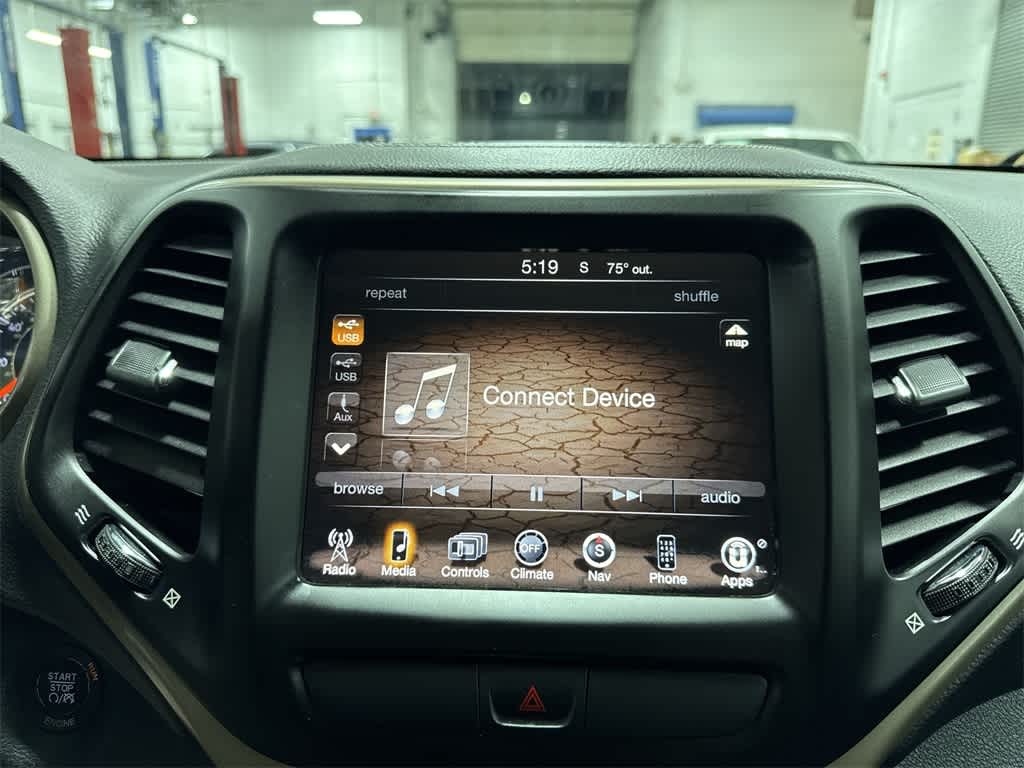 Thumbnail: 2015 Jeep Cherokee - 21