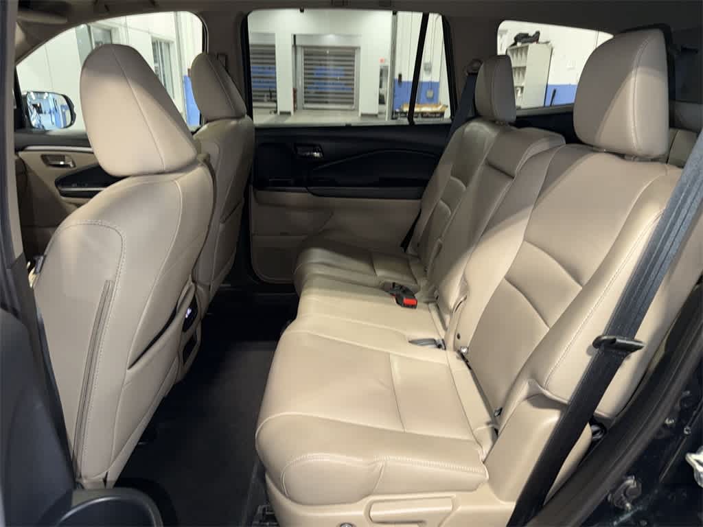 Thumbnail: 2019 Honda Pilot - 17