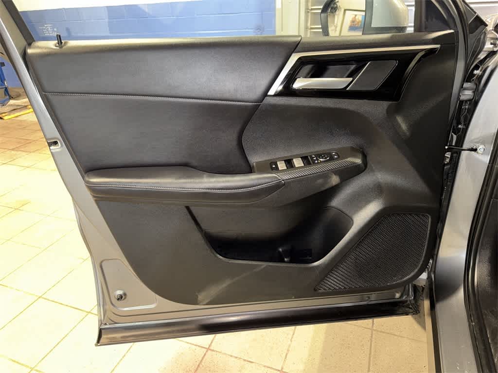 Thumbnail: 2023 Mitsubishi Outlander - 30