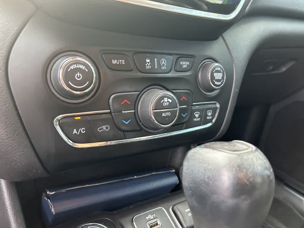 Thumbnail: 2019 Jeep Cherokee - 8