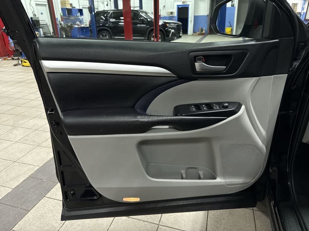 Thumbnail: 2019 Toyota Highlander - 32