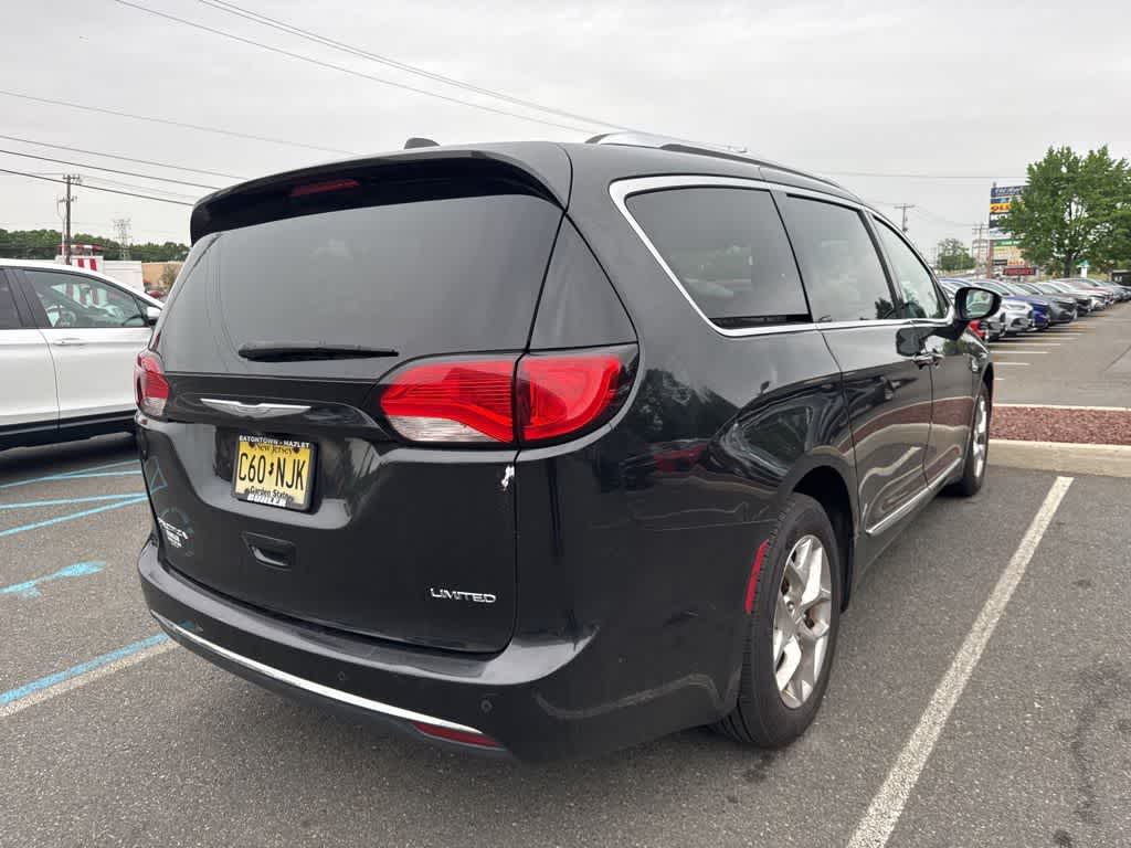 Thumbnail: 2017 Chrysler Pacifica - 4