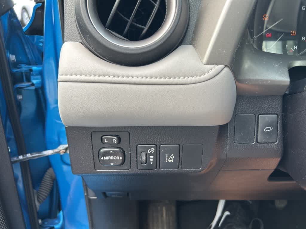 Thumbnail: 2018 Toyota RAV4 - 16