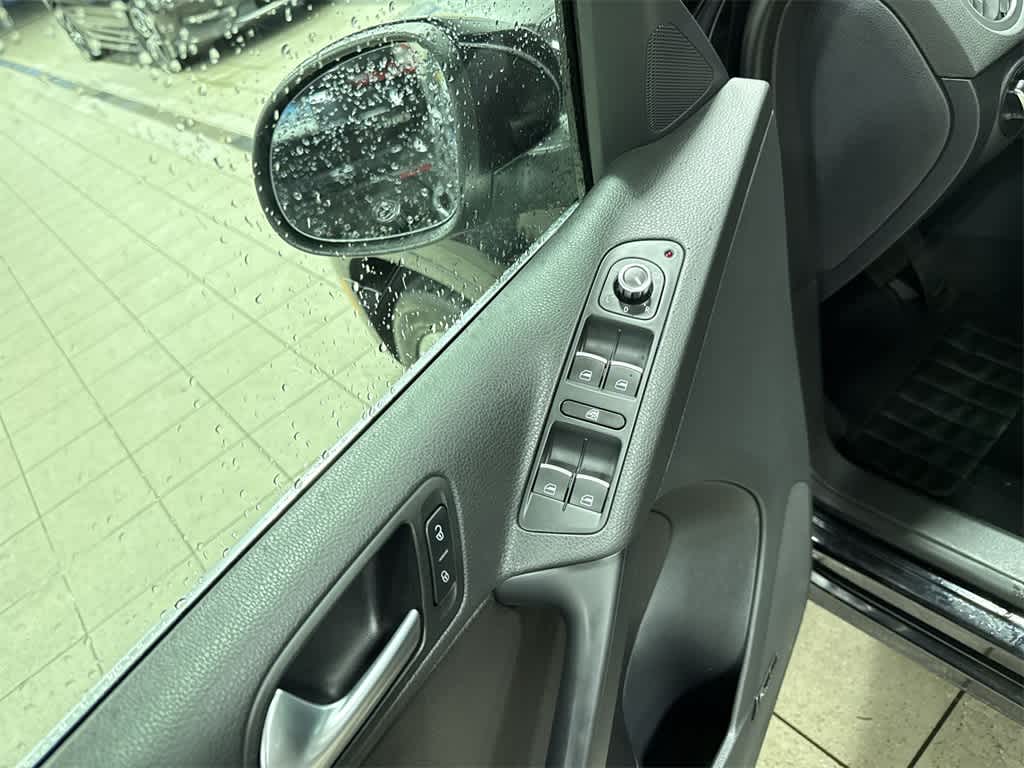 Thumbnail: 2014 Volkswagen Tiguan - 23