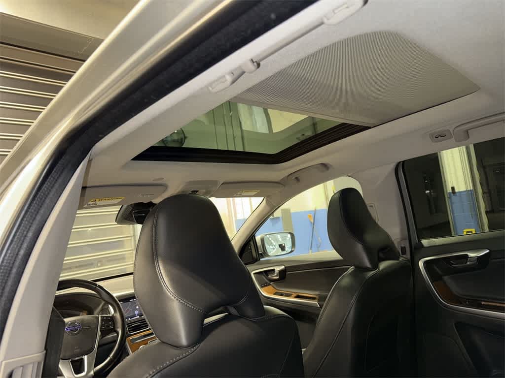 Thumbnail: 2017 Volvo XC60 - 24