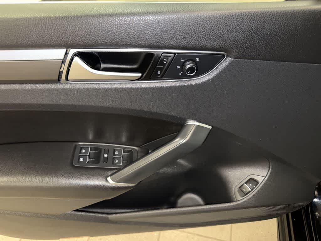 Thumbnail: 2017 Volkswagen Passat - 21