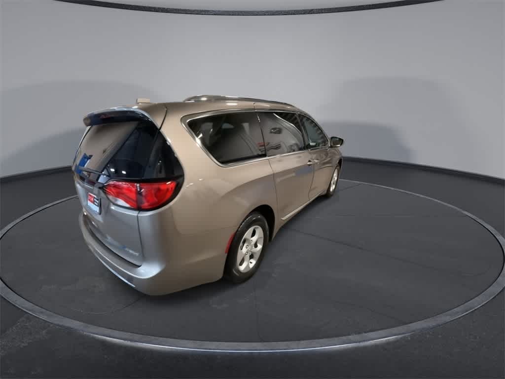 Thumbnail: 2018 Chrysler Pacifica - 8