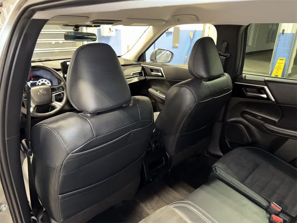 Thumbnail: 2023 Mitsubishi Outlander - 28