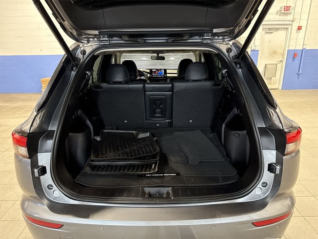 Thumbnail: 2023 Mitsubishi Outlander - 11