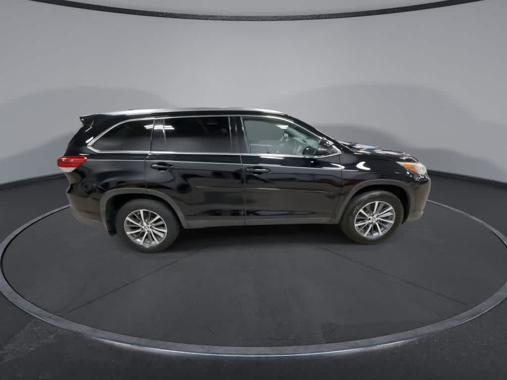 Thumbnail: 2019 Toyota Highlander - 9