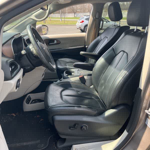 Thumbnail: 2017 Chrysler Pacifica - 13