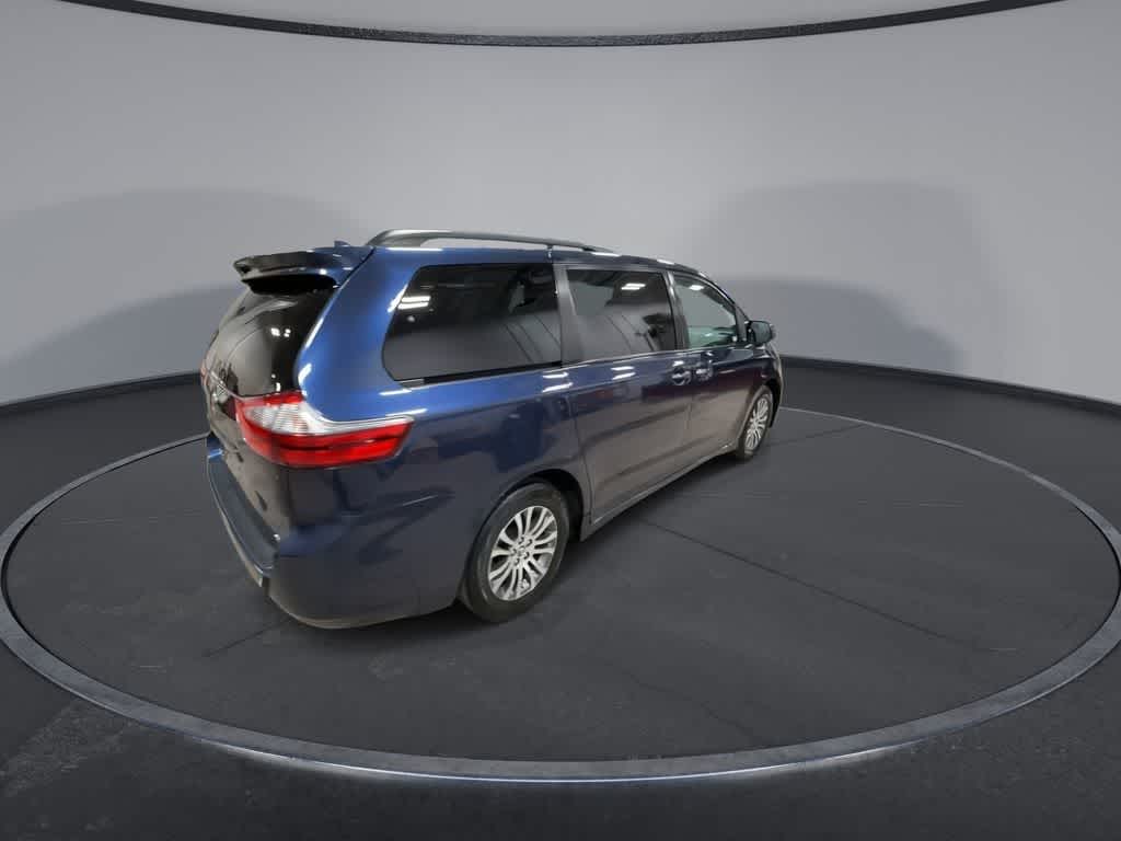 Thumbnail: 2020 Toyota Sienna - 8