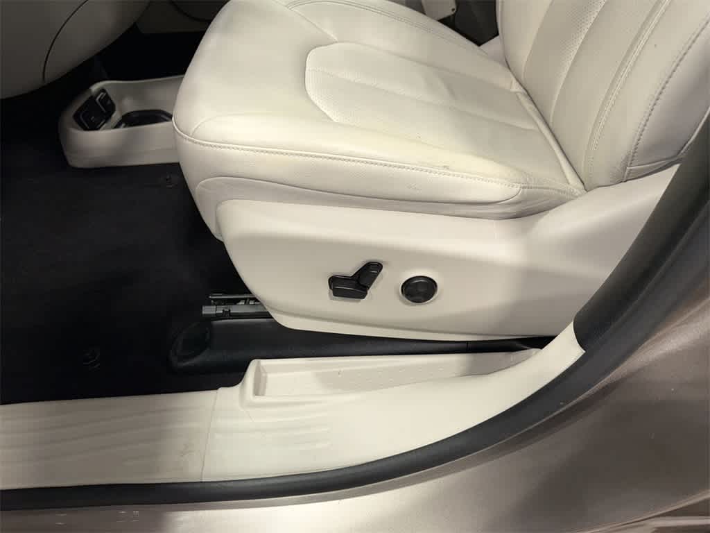 Thumbnail: 2018 Chrysler Pacifica - 24