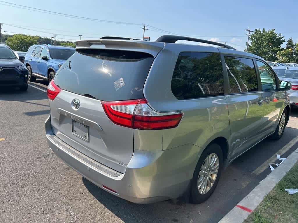 Thumbnail: 2015 Toyota Sienna - 6