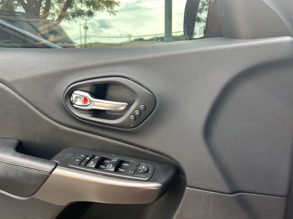 Thumbnail: 2019 Jeep Cherokee - 10