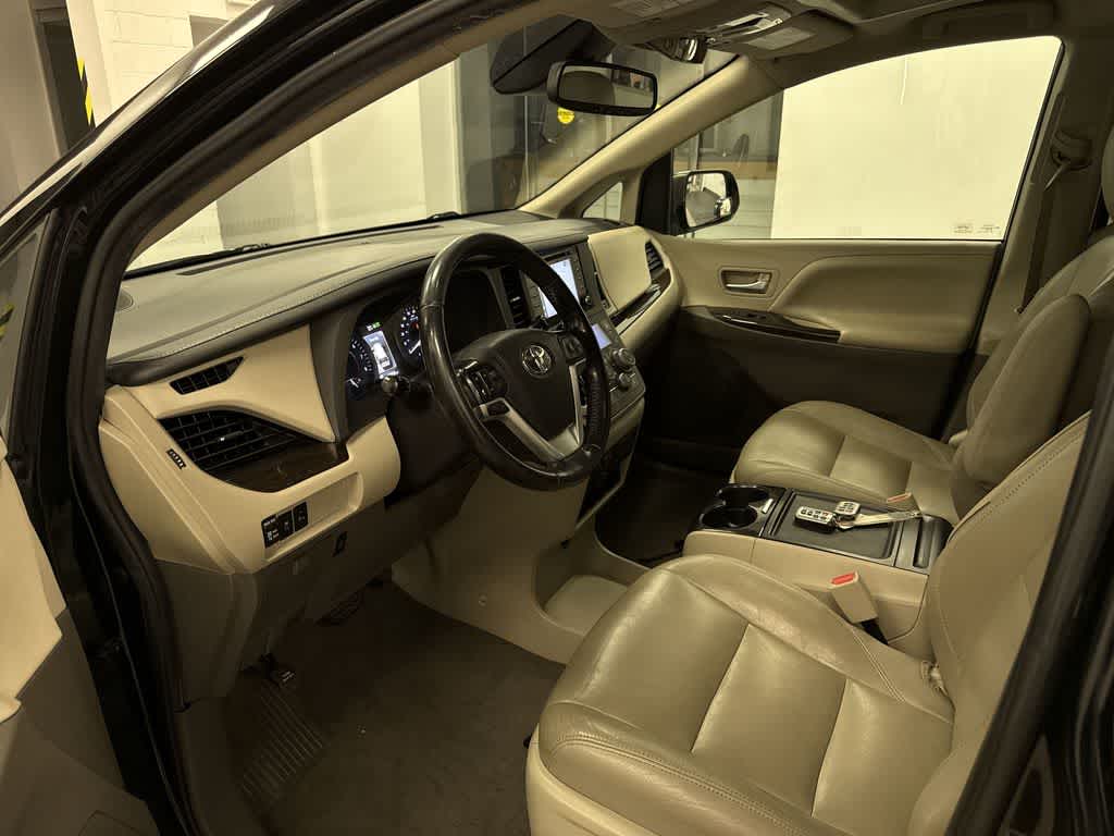 Thumbnail: 2020 Toyota Sienna - 30
