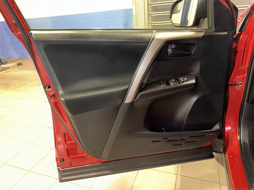 Thumbnail: 2017 Toyota RAV4 - 28