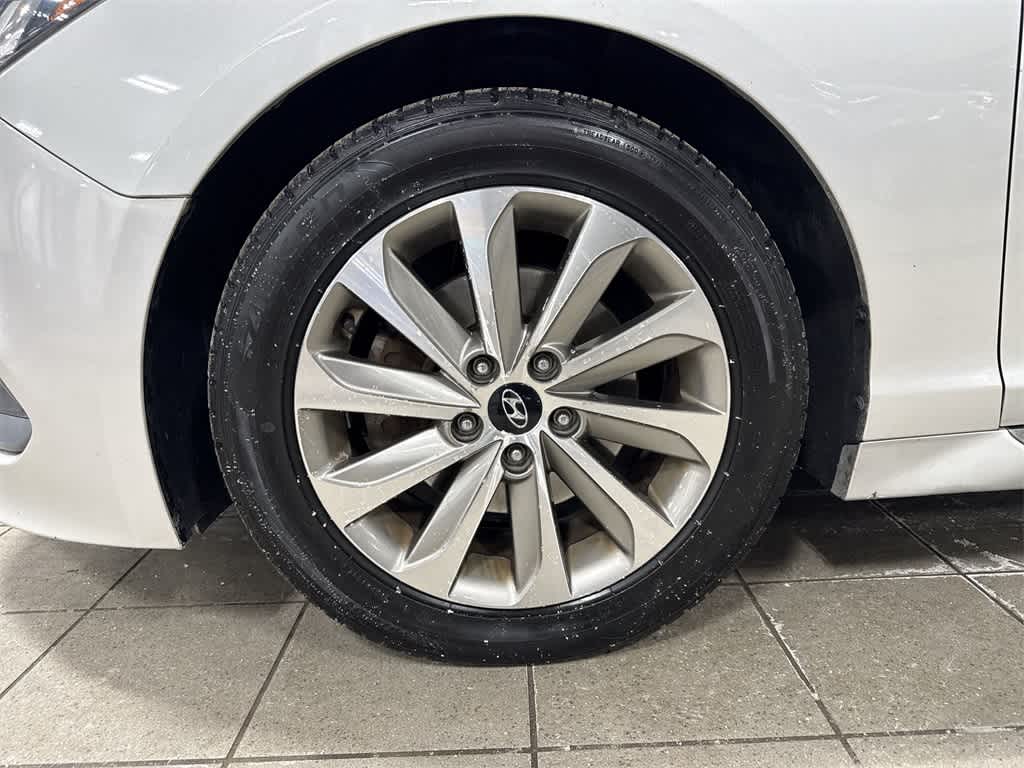 Thumbnail: 2015 Hyundai Sonata - 10