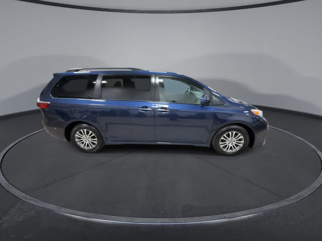 Thumbnail: 2020 Toyota Sienna - 9